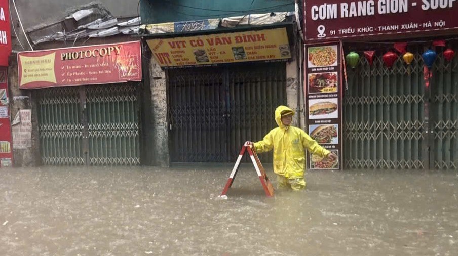 Hà Nội vẫn còn 122 điểm ngập nước, trong đó 23 điểm ngập sâu, không lưu thông được