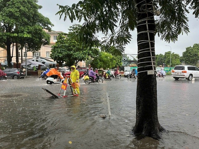 Hà Nội vẫn còn 122 điểm ngập nước, trong đó 23 điểm ngập sâu, không lưu thông được Hà Nội vẫn còn 122 điểm ngập nước, trong đó 23 điểm ngập sâu, không lưu thông được