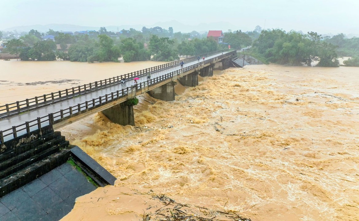 Thái Nguyên: Khẩn cấp chống tràn tuyến đê Hà Châu