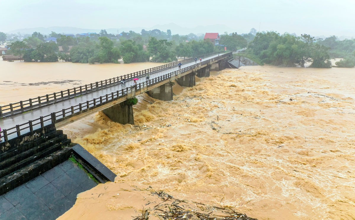 Nước lũ trên sông Cầu (ảnh chụp tại khu vực đập Thác Huống).