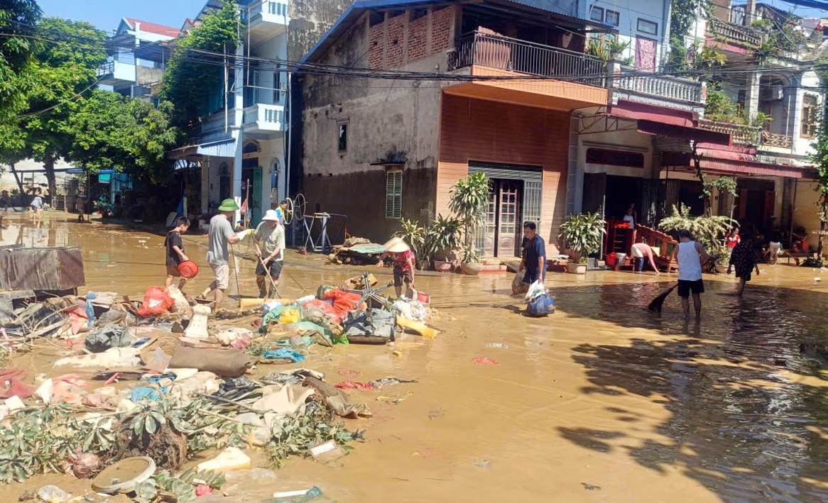 Thái Nguyên: Người dân khẩn trương dọn dẹp sau mưa lũ