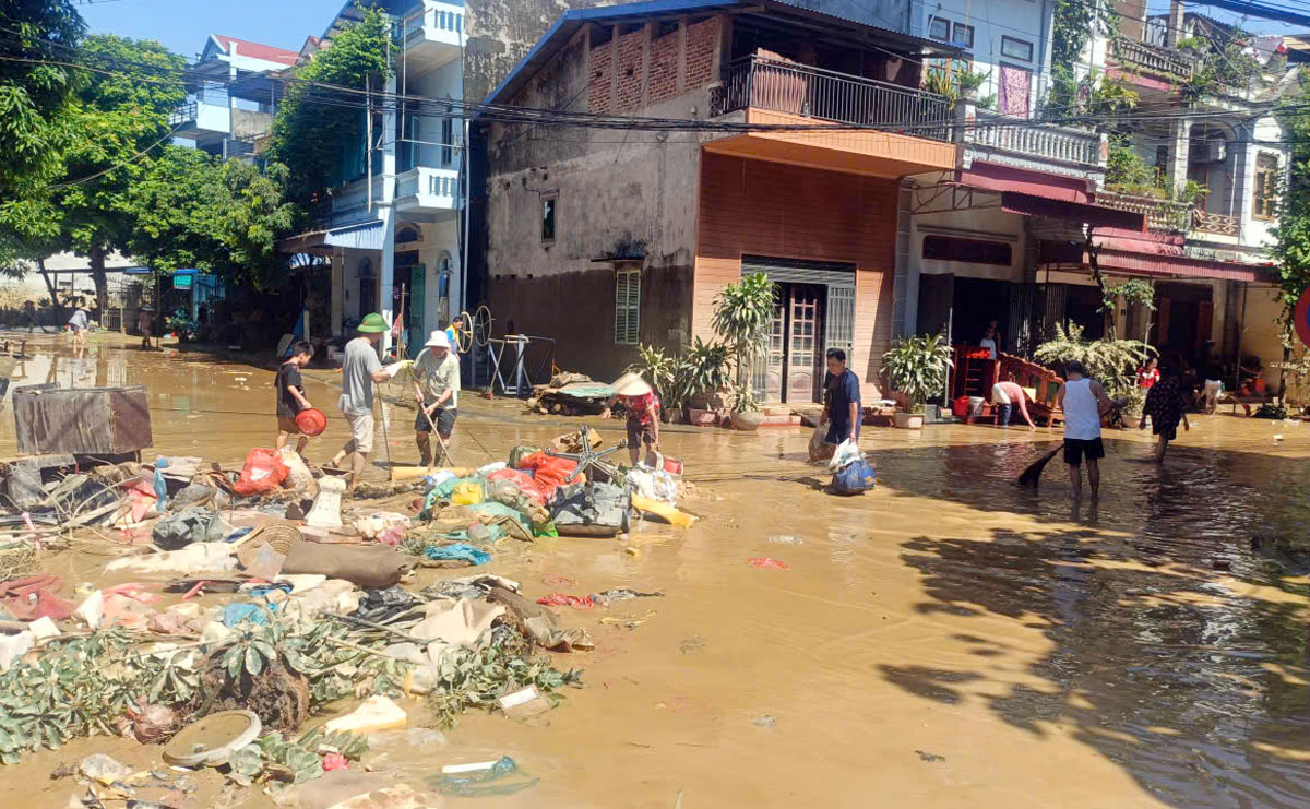 Người dân khẩn trương dọn dẹp sau mưa lũ