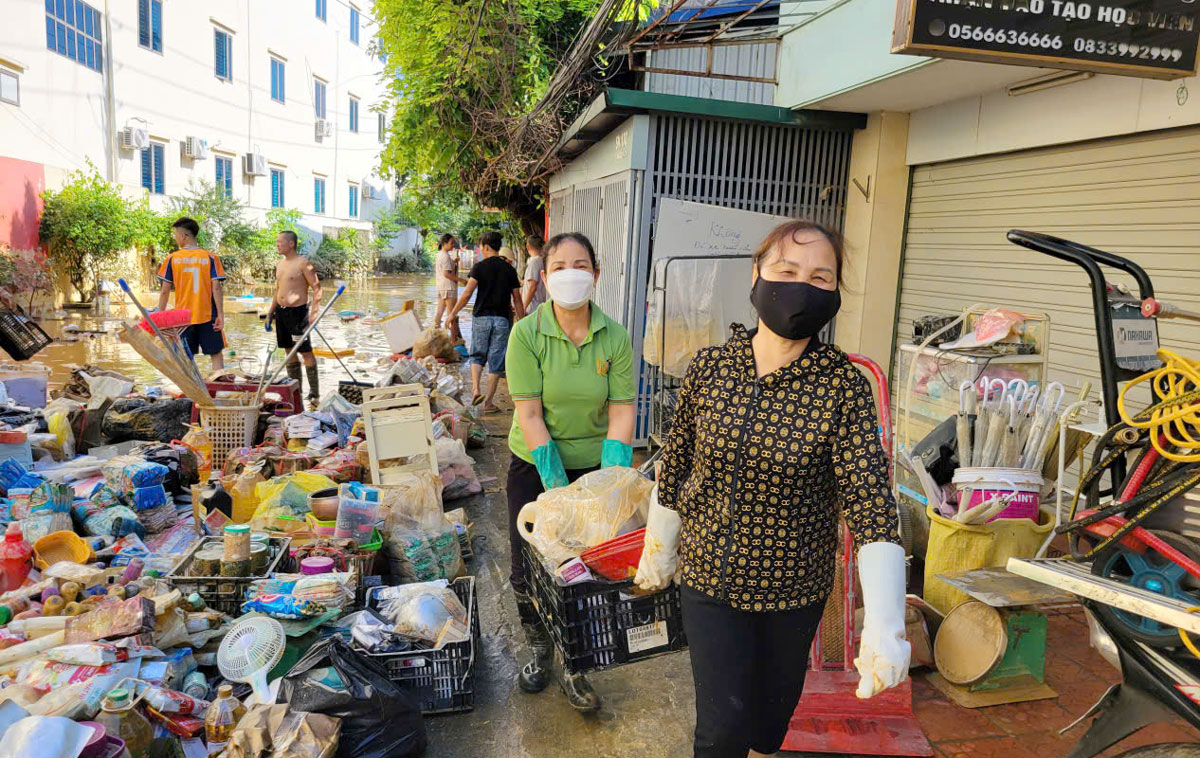 Người dân khẩn trương dọn dẹp sau mưa lũ