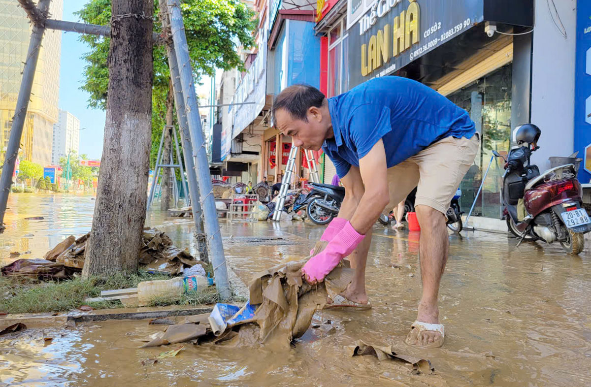 Người dân khẩn trương dọn dẹp sau mưa lũ