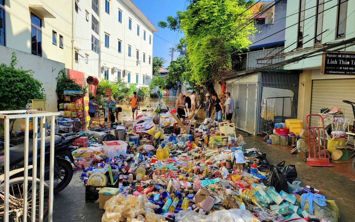 Người dân khẩn trương dọn dẹp sau mưa lũ