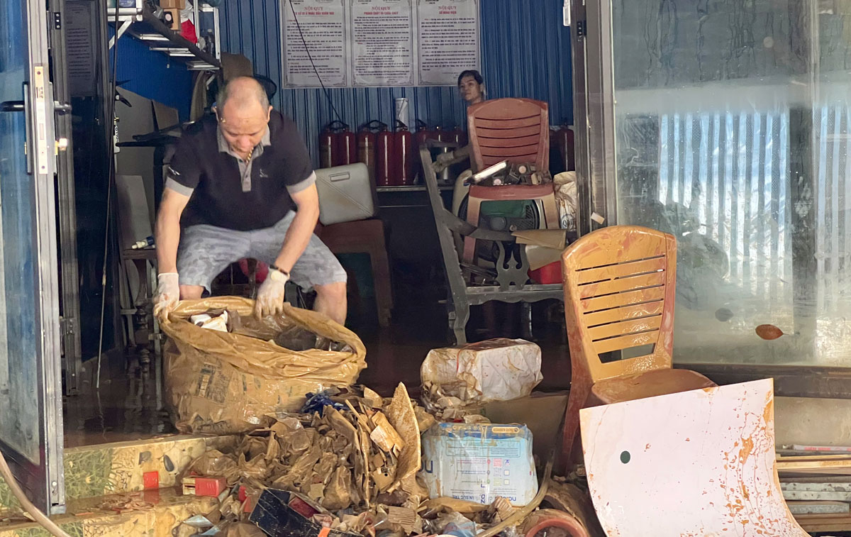 Người dân khẩn trương dọn dẹp sau mưa lũ