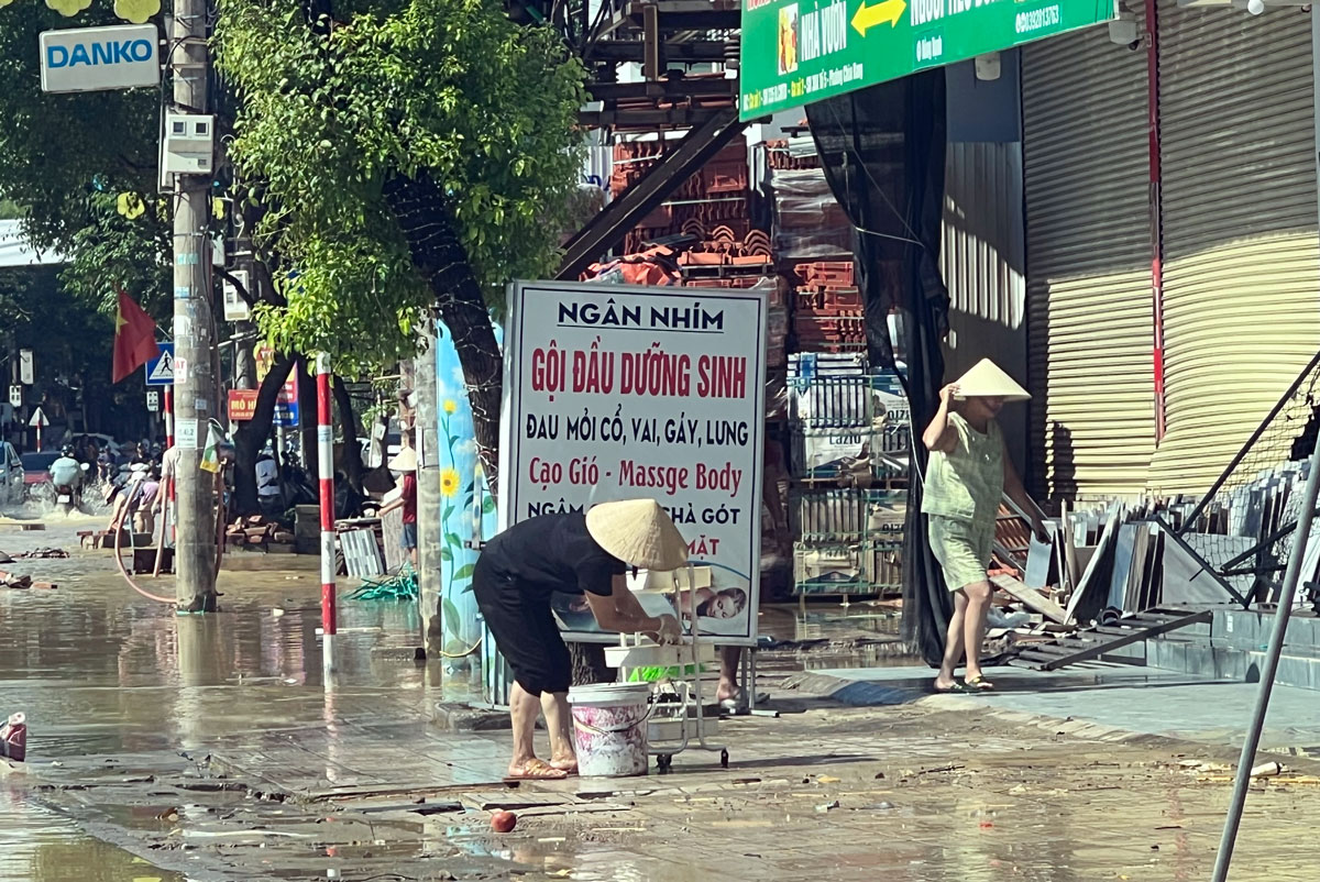 Người dân khẩn trương dọn dẹp sau mưa lũ
