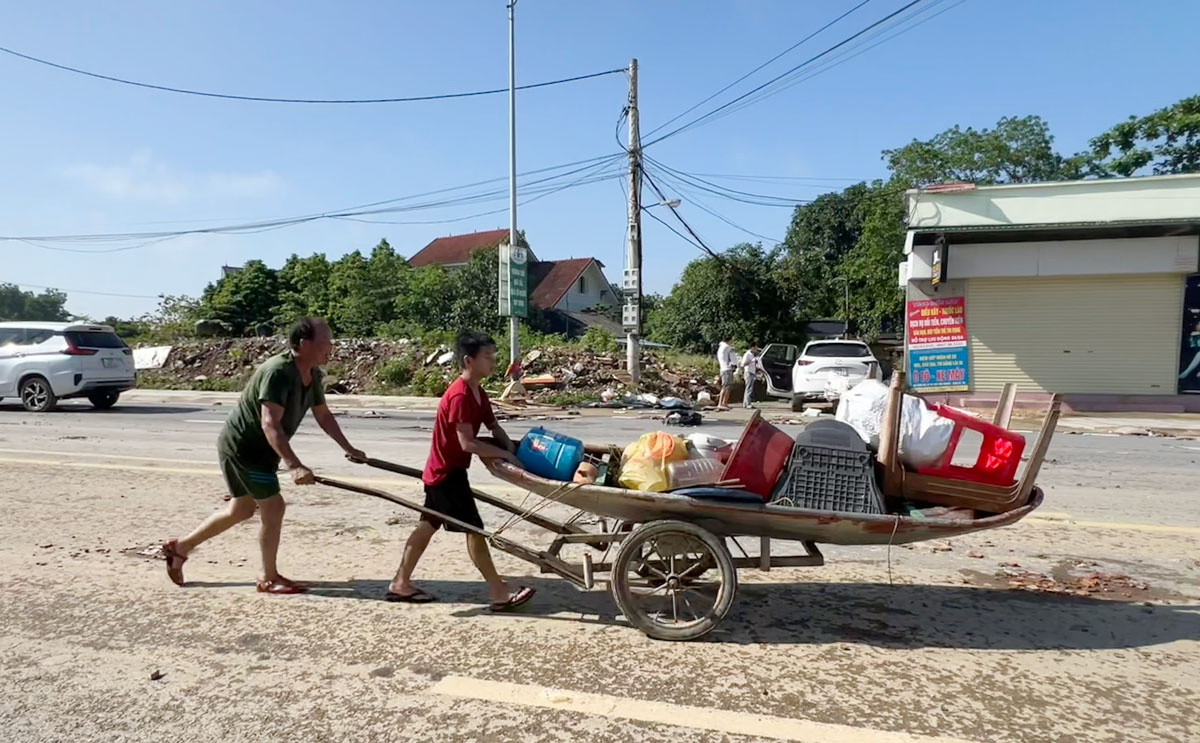 Người dân khẩn trương dọn dẹp sau mưa lũ