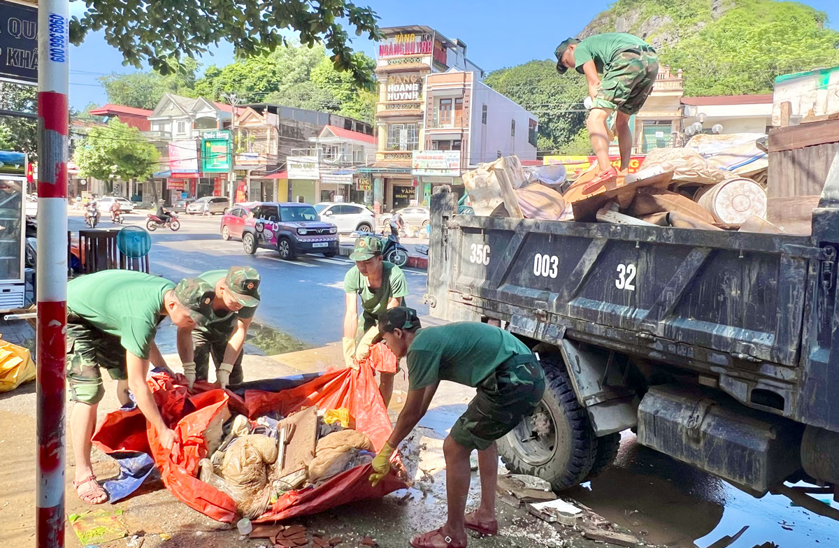 Người dân khẩn trương dọn dẹp sau mưa lũ