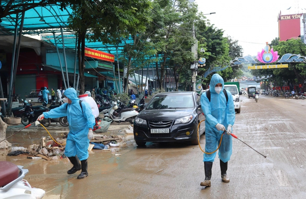 Trung tâm kiểm soát Bệnh tật tỉnh Cao Bằng tiến hành các biện pháp xử lý môi trường phòng tránh nguy cơ bùng phát dịch bệnh sau bão lũ