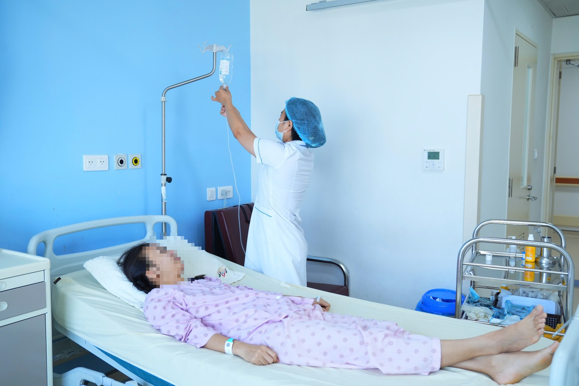 Lần đầu phẫu thuật thành công khối phình khổng lồ động mạch thận có ghép thận tự thân