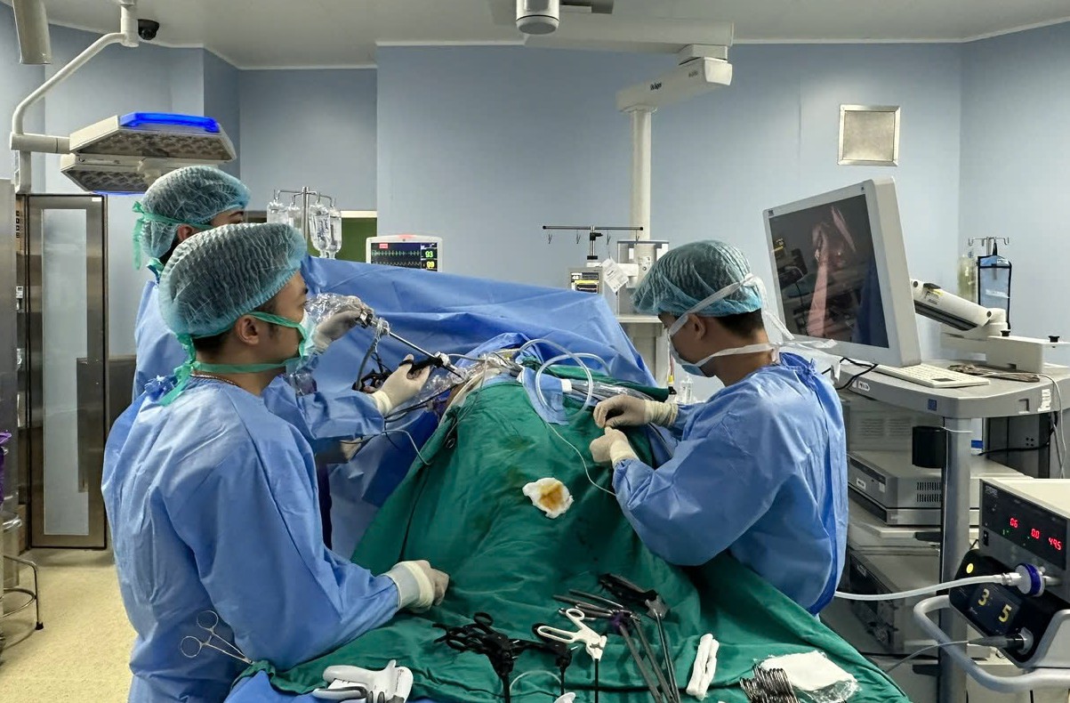 Lần đầu phẫu thuật thành công khối phình khổng lồ động mạch thận có ghép thận tự thân