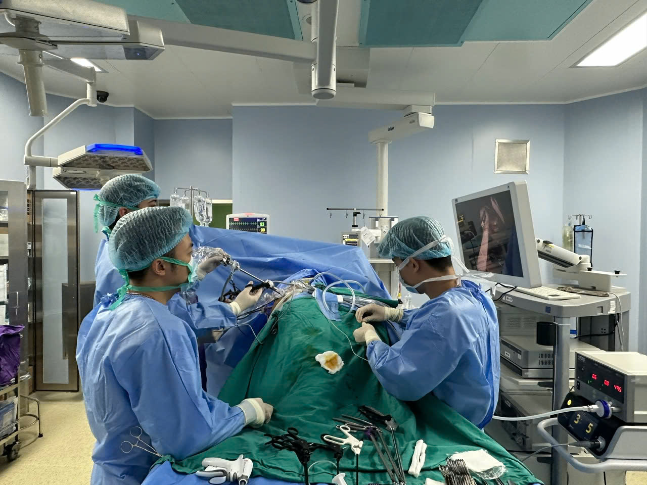 Lần đầu phẫu thuật thành công khối phình khổng lồ động mạch thận có ghép thận tự thân