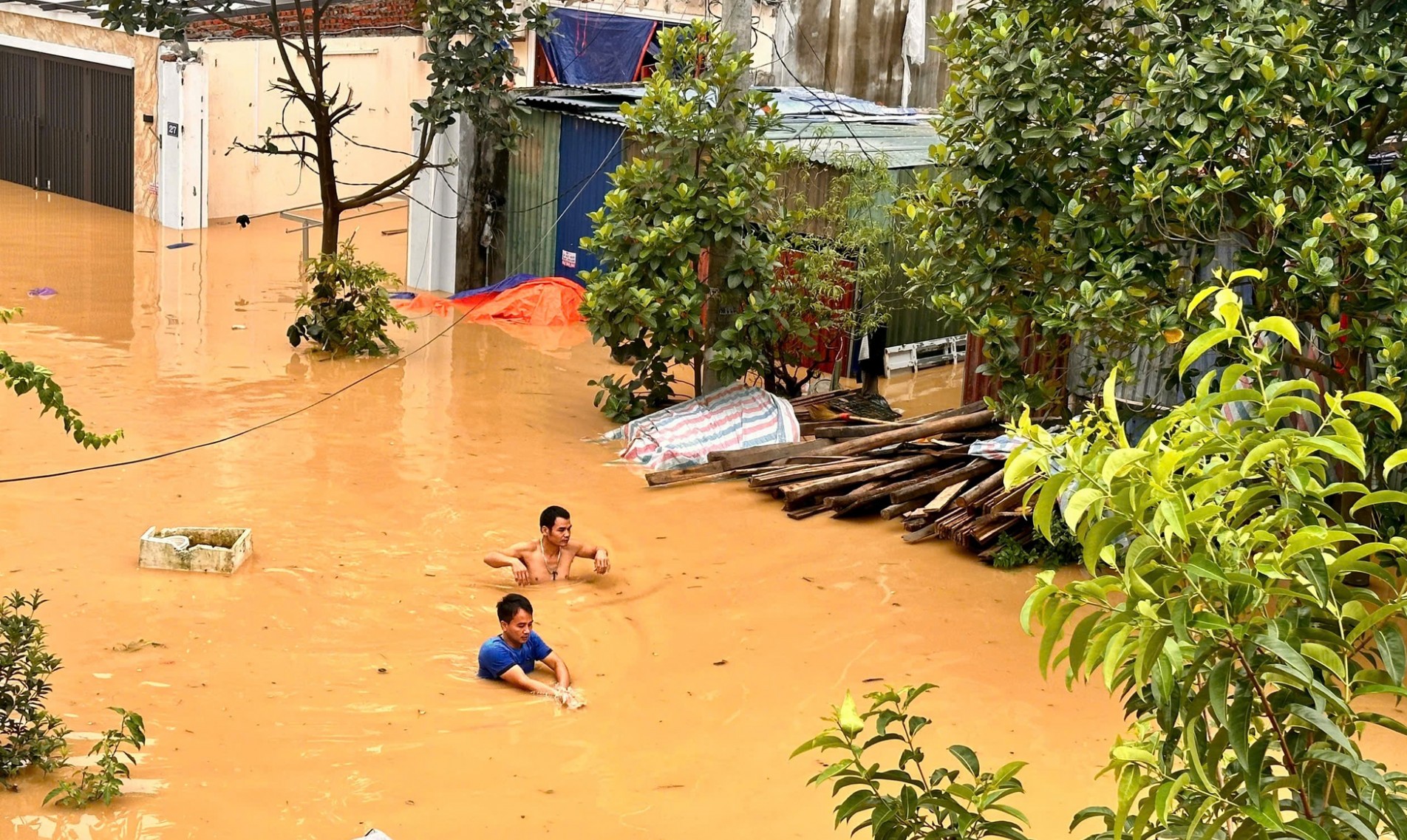 Bộ Y tế hướng dẫn người dân vùng lũ cách vệ sinh nguồn nước, phòng dịch bệnh