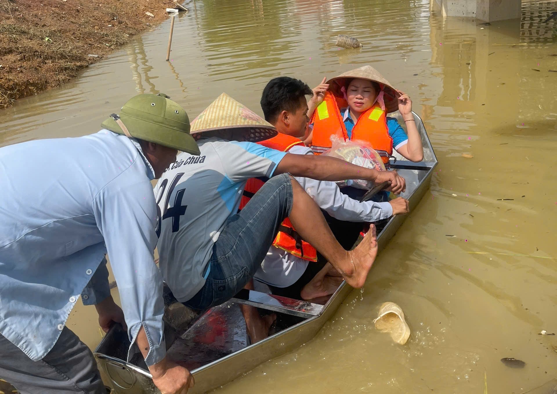 Thôn Ngọc Chi hướng về vùng lũ – Lan tỏa tình người, chia sẻ yêu thương