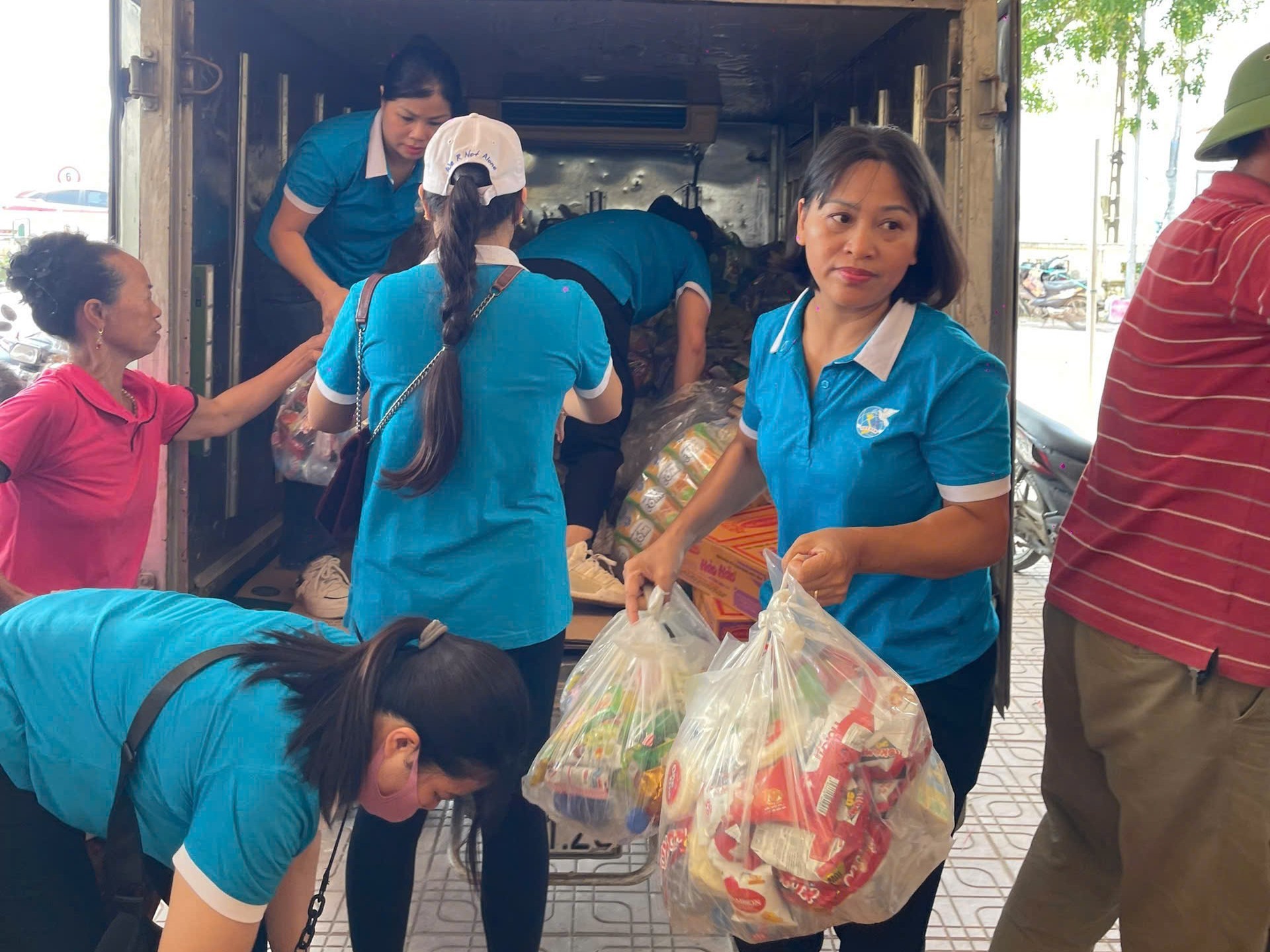 Thôn Ngọc Chi hướng về vùng lũ – Lan tỏa tình người, chia sẻ yêu thương