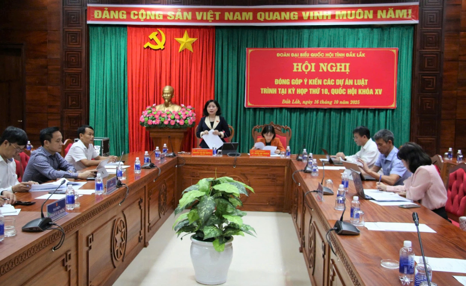 Đoàn Đại biểu Quốc hội (ĐBQH) tỉnh Đắk Lắk tổ chức hội nghị góp ý 5 dự án luật: Cần phân định rõ thẩm quyền, tránh chồng chéo để tháo gỡ điểm nghẽn Đoàn Đại biểu Quốc hội (ĐBQH) tỉnh Đắk Lắk tổ chức hội nghị góp ý 5 dự án luật: Cần phân định rõ thẩm quyền, tránh chồng chéo để tháo gỡ điểm nghẽn