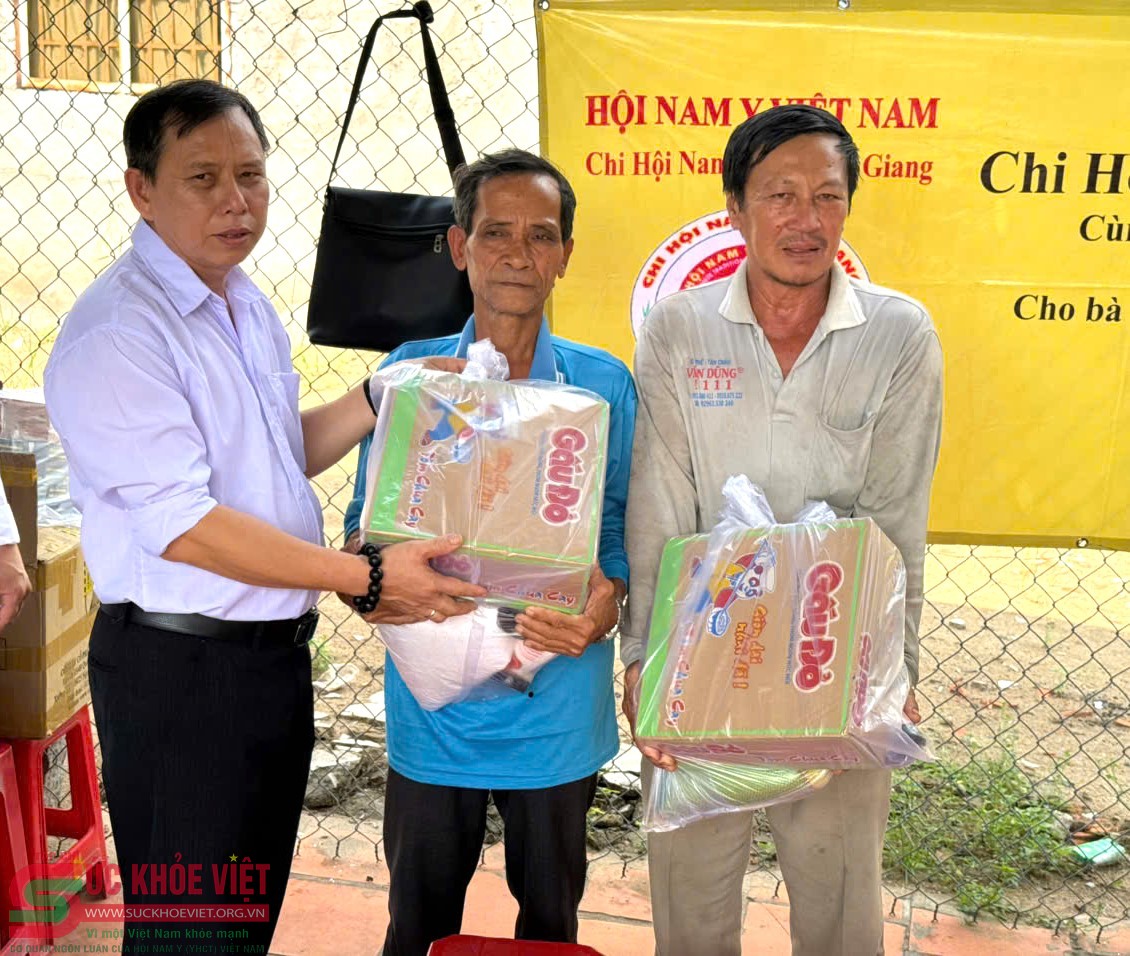 Chi hội Nam y tỉnh An Giang lan tỏa yêu thương – trao gửi niềm tin tới người dân khó khăn khóm Long Thạnh Chi hội Nam y tỉnh An Giang lan tỏa yêu thương – trao gửi niềm tin tới người dân khó khăn khóm Long Thạnh