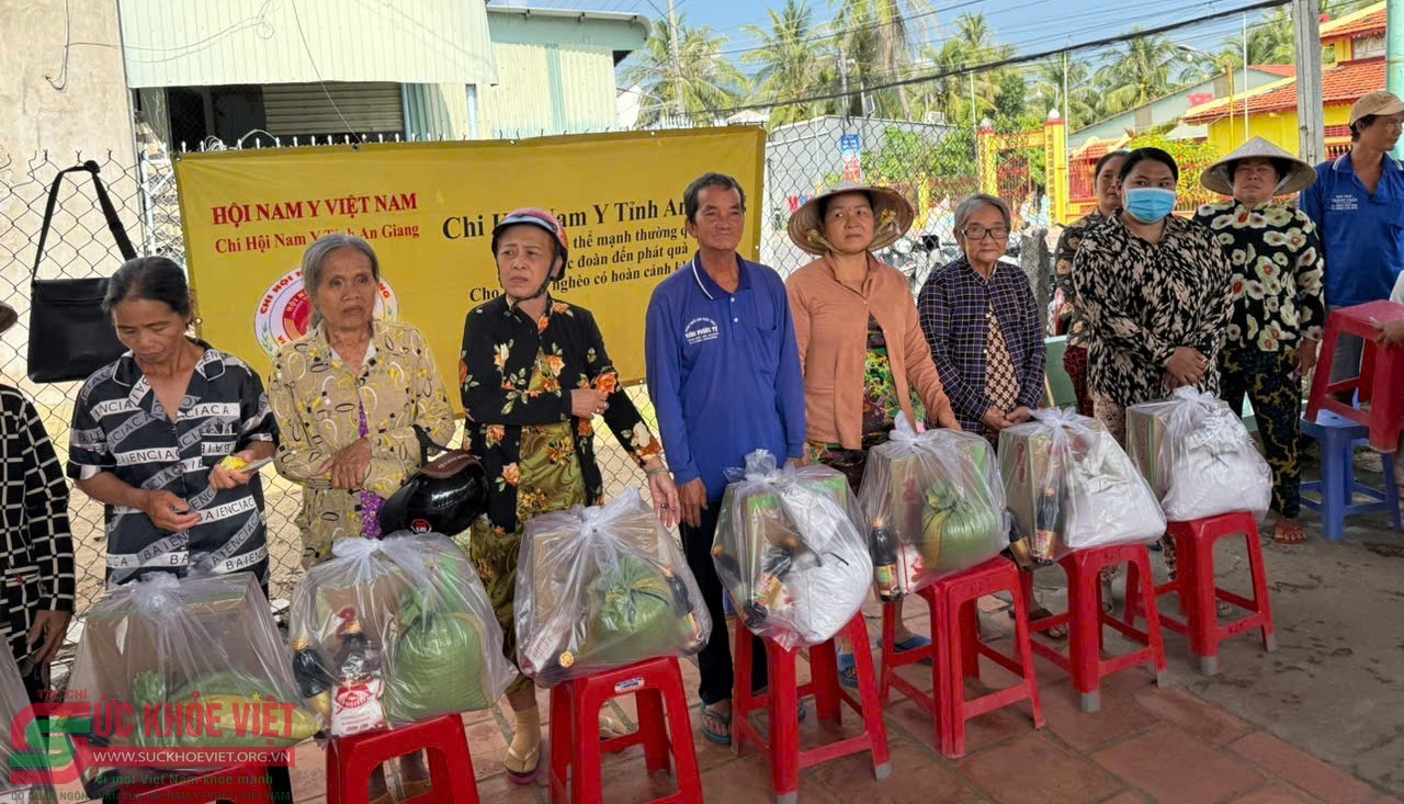 Chi hội Nam y tỉnh An Giang lan tỏa yêu thương – trao gửi niềm tin tới người dân khó khăn khóm Long Thạnh Chi hội Nam y tỉnh An Giang lan tỏa yêu thương – trao gửi niềm tin tới người dân khó khăn khóm Long Thạnh