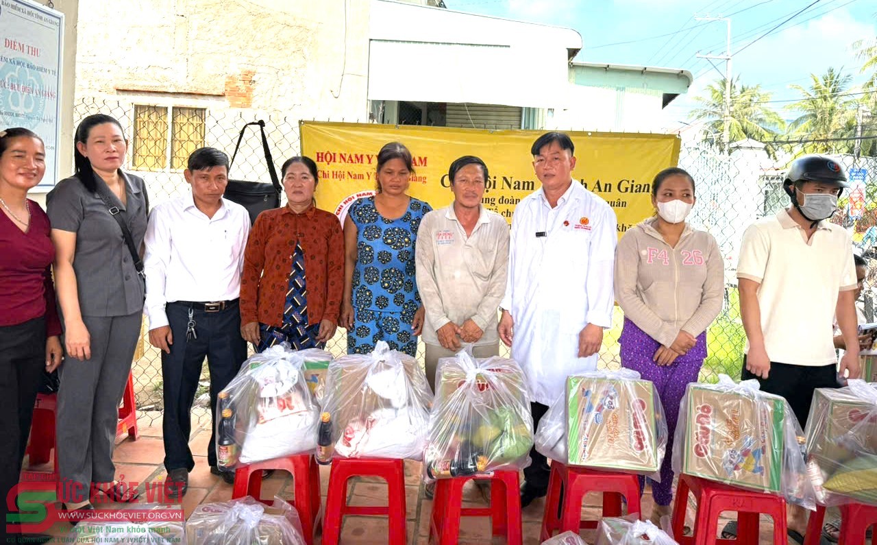 Chi hội Nam y tỉnh An Giang lan tỏa yêu thương – trao gửi niềm tin tới người dân khó khăn khóm Long Thạnh Chi hội Nam y tỉnh An Giang lan tỏa yêu thương – trao gửi niềm tin tới người dân khó khăn khóm Long Thạnh