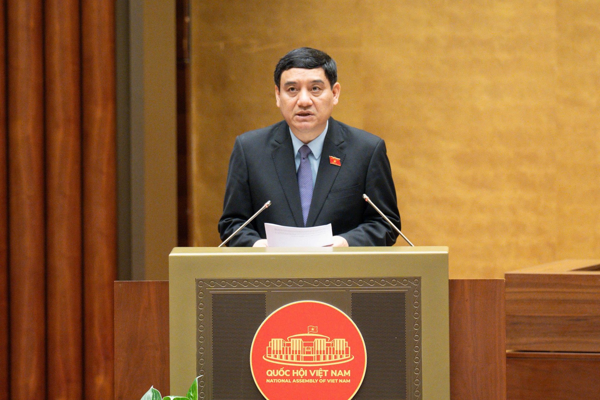 Chủ nhiệm Ủy ban Văn hóa và Xã hội Nguyễn Đắc Vinh trình bày tóm tắt Báo cáo thẩm tra dự án Luật Phòng bệnh