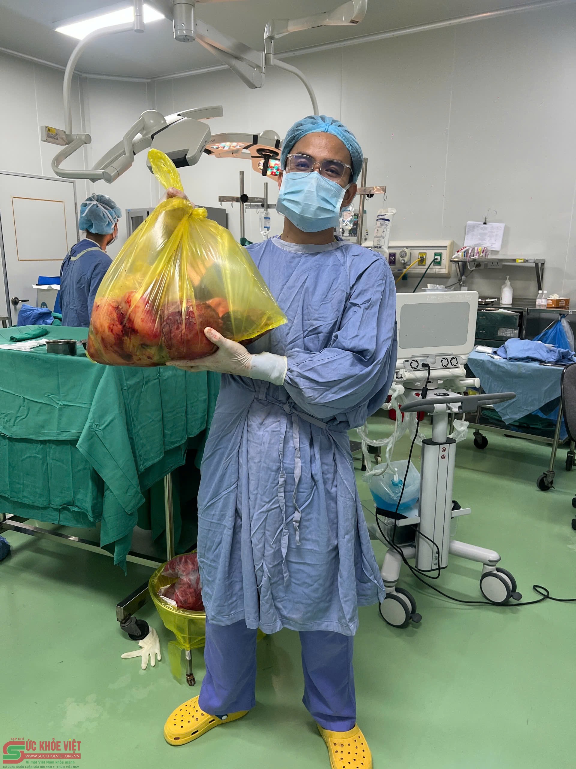 Hành trình hồi sinh kỳ diệu - bàn tay vàng tập thể y bác sĩ Bệnh viện Việt Đức: Cứu sống người đàn ông mang khối u “khổng lồ” 13kg Hành trình hồi sinh kỳ diệu - bàn tay vàng tập thể y bác sĩ Bệnh viện Việt Đức: Cứu sống người đàn ông mang khối u “khổng lồ” 13kg