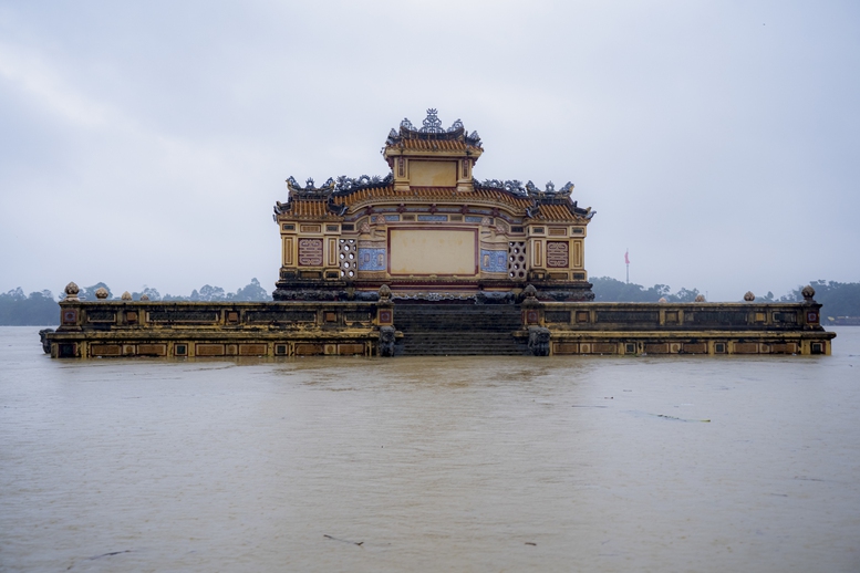 Chùm ảnh: Thành phố Huế ngập trong biển nước