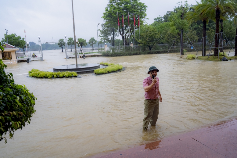 Chùm ảnh: Thành phố Huế ngập trong biển nước