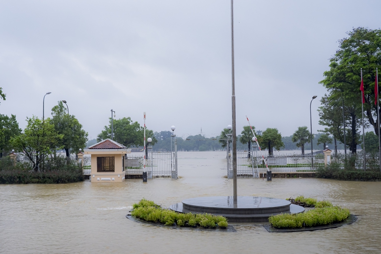 Chùm ảnh: Thành phố Huế ngập trong biển nước
