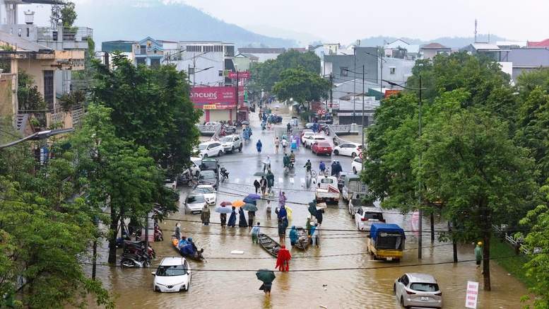 Chùm ảnh: Thành phố Huế ngập trong biển nước