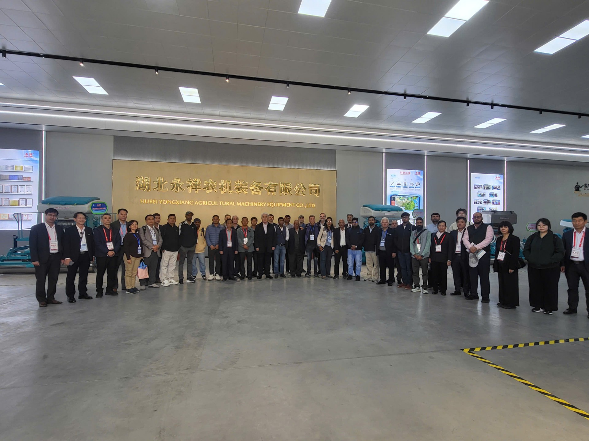 Đoàn đại biểu khách mời các nước đi tham quan doanh nghiệp Yongxing