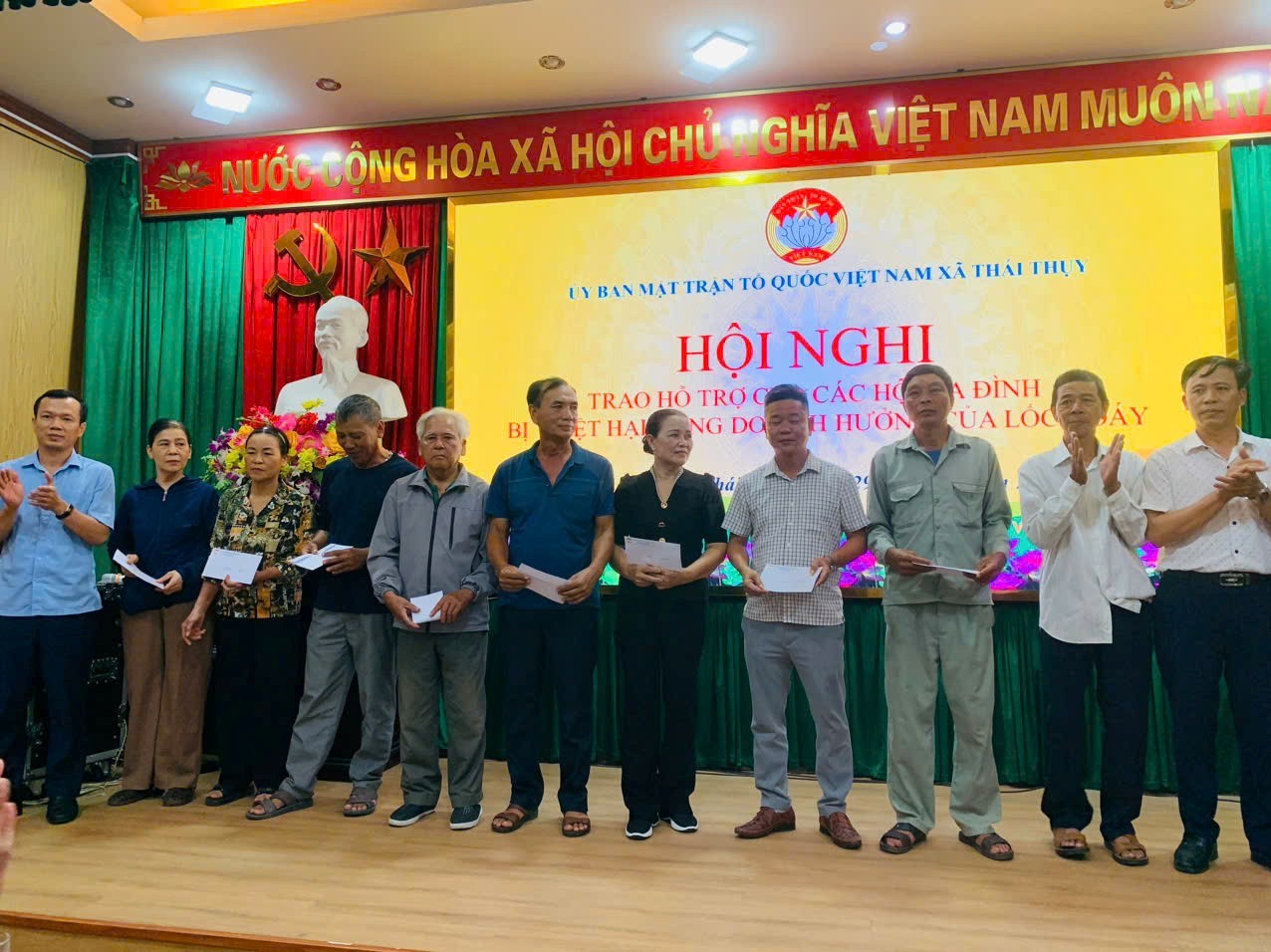 Xã Thái Thụy: Trao hỗ trợ các gia đình bị thiệt hại do ảnh hưởng của lốc xoáy