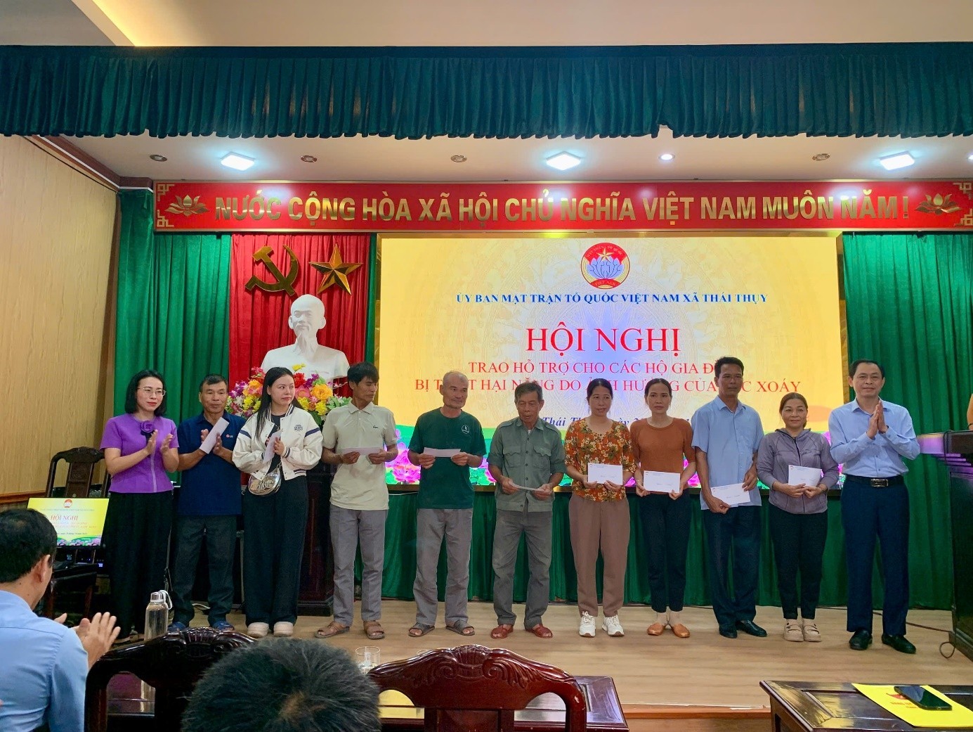 Xã Thái Thụy: Trao hỗ trợ các gia đình bị thiệt hại do ảnh hưởng của lốc xoáy