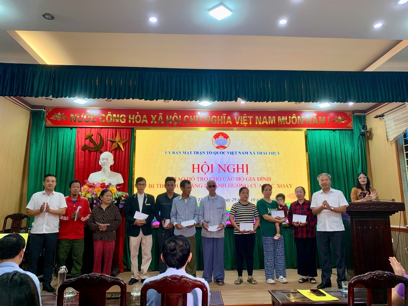 Xã Thái Thụy: Trao hỗ trợ các gia đình bị thiệt hại do ảnh hưởng của lốc xoáy