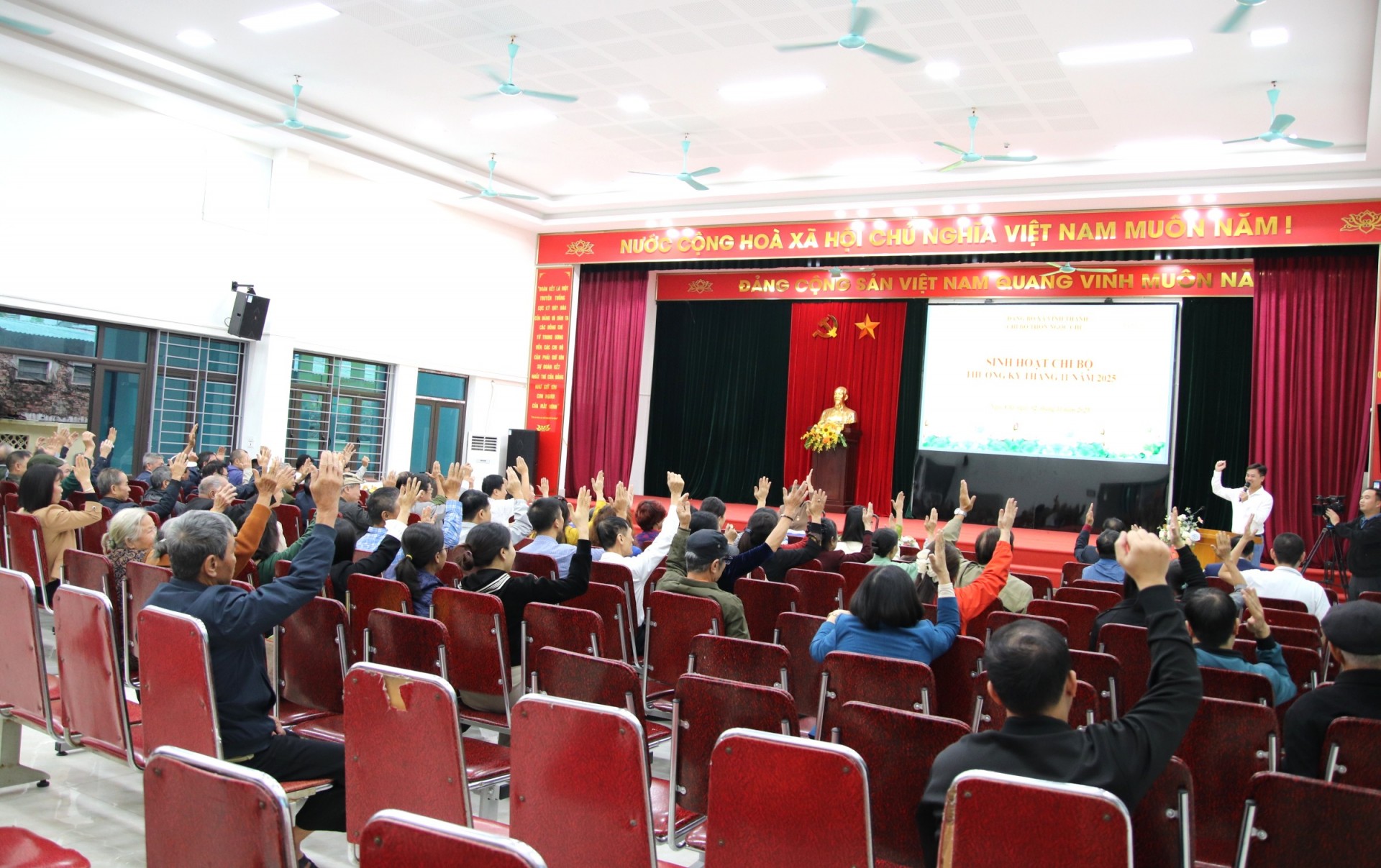 Chi bộ thôn Ngọc Chi, xã Vĩnh Thanh, Hà Nội sinh hoạt thường kỳ tháng 11/2025