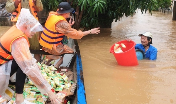 Bộ Y tế yêu cầu kiểm soát chất lượng thực phẩm, nước uống hỗ trợ người dân vùng lũ