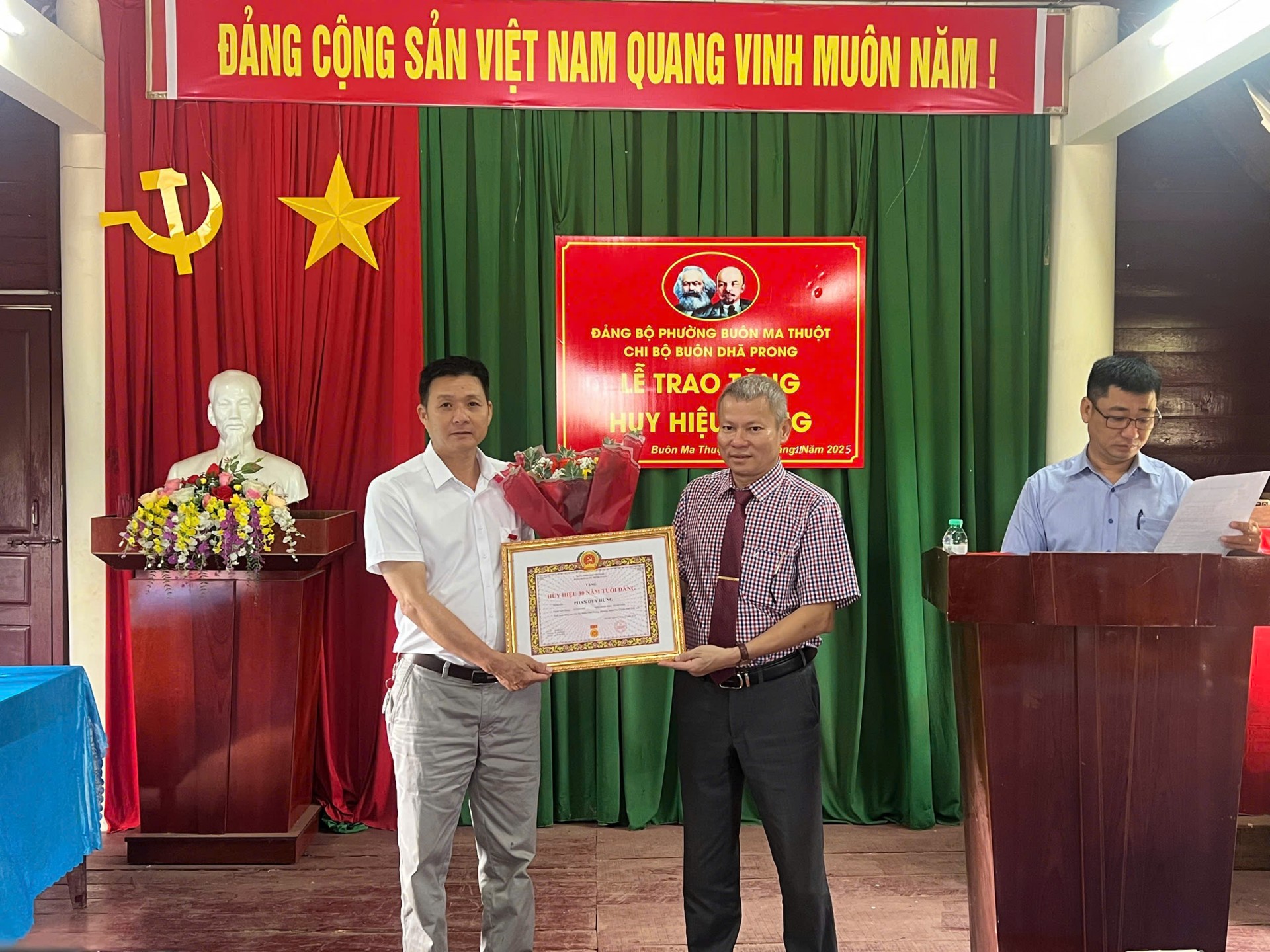 Đắk Lắk: Công tác phát triển Đảng viên ngày càng nâng cao iệu quả và chất lượng Đắk Lắk: Công tác phát triển Đảng viên ngày càng nâng cao iệu quả và chất lượng