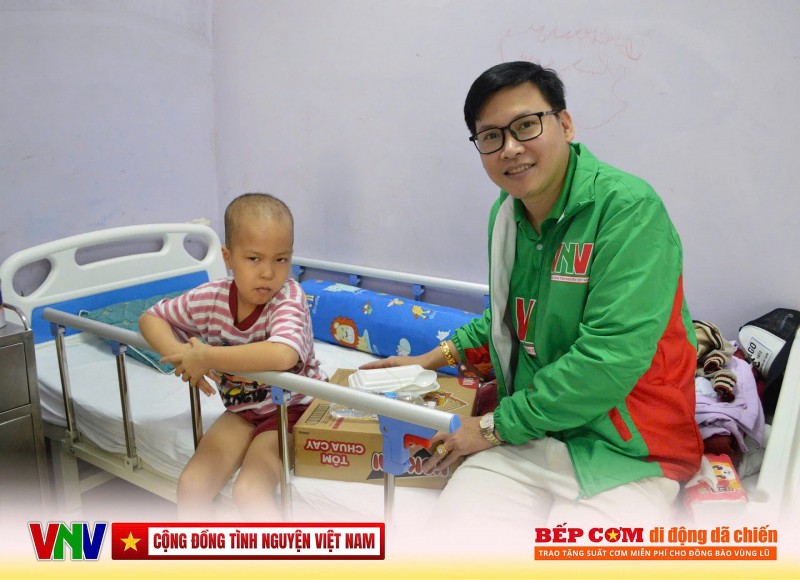 15.000 suất cơm nghĩa tình giữa tâm bão – Hơi ấm từ Bếp dã chiến Cộng đồng tình nguyện Việt Nam ở Huế 15.000 suất cơm nghĩa tình giữa tâm bão – Hơi ấm từ Bếp dã chiến Cộng đồng tình nguyện Việt Nam ở Huế