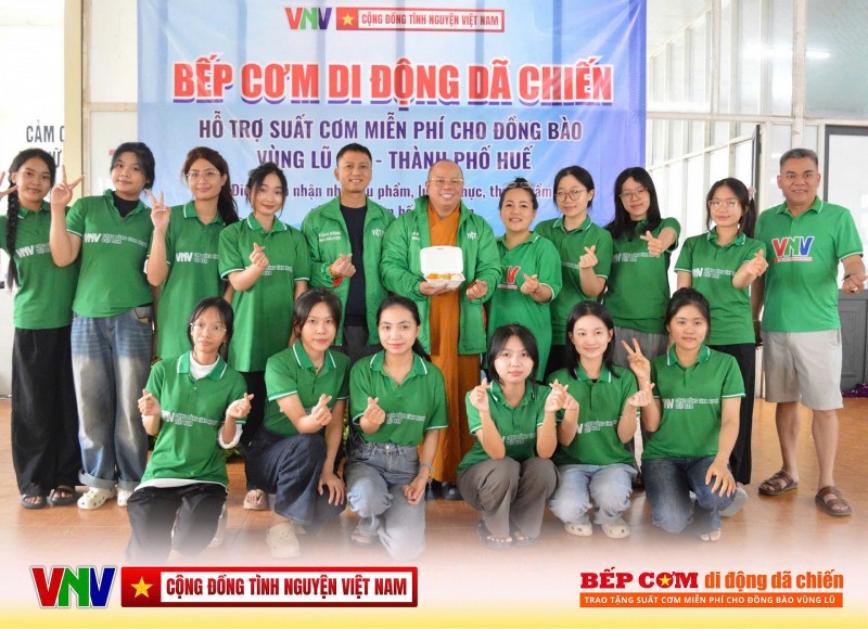 15.000 suất cơm nghĩa tình giữa tâm bão – Hơi ấm từ Bếp dã chiến Cộng đồng tình nguyện Việt Nam ở Huế 15.000 suất cơm nghĩa tình giữa tâm bão – Hơi ấm từ Bếp dã chiến Cộng đồng tình nguyện Việt Nam ở Huế