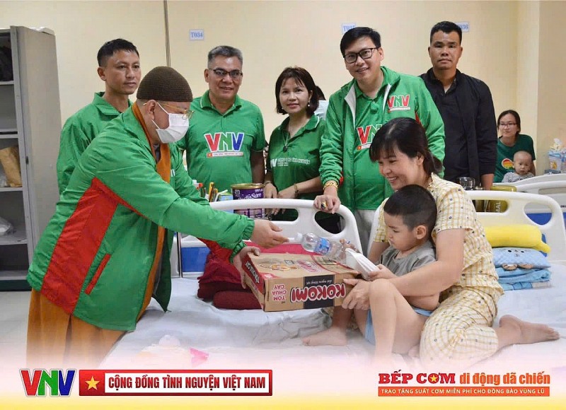 15.000 suất cơm nghĩa tình giữa tâm bão – Hơi ấm từ Bếp dã chiến Cộng đồng tình nguyện Việt Nam ở Huế 15.000 suất cơm nghĩa tình giữa tâm bão – Hơi ấm từ Bếp dã chiến Cộng đồng tình nguyện Việt Nam ở Huế