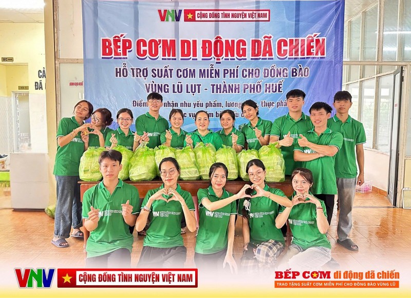15.000 suất cơm nghĩa tình giữa tâm bão – Hơi ấm từ Bếp dã chiến Cộng đồng tình nguyện Việt Nam ở Huế 15.000 suất cơm nghĩa tình giữa tâm bão – Hơi ấm từ Bếp dã chiến Cộng đồng tình nguyện Việt Nam ở Huế