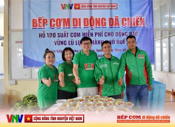 15.000 suất cơm nghĩa tình giữa tâm bão – Hơi ấm từ Bếp dã chiến Cộng đồng tình nguyện Việt Nam ở Huế