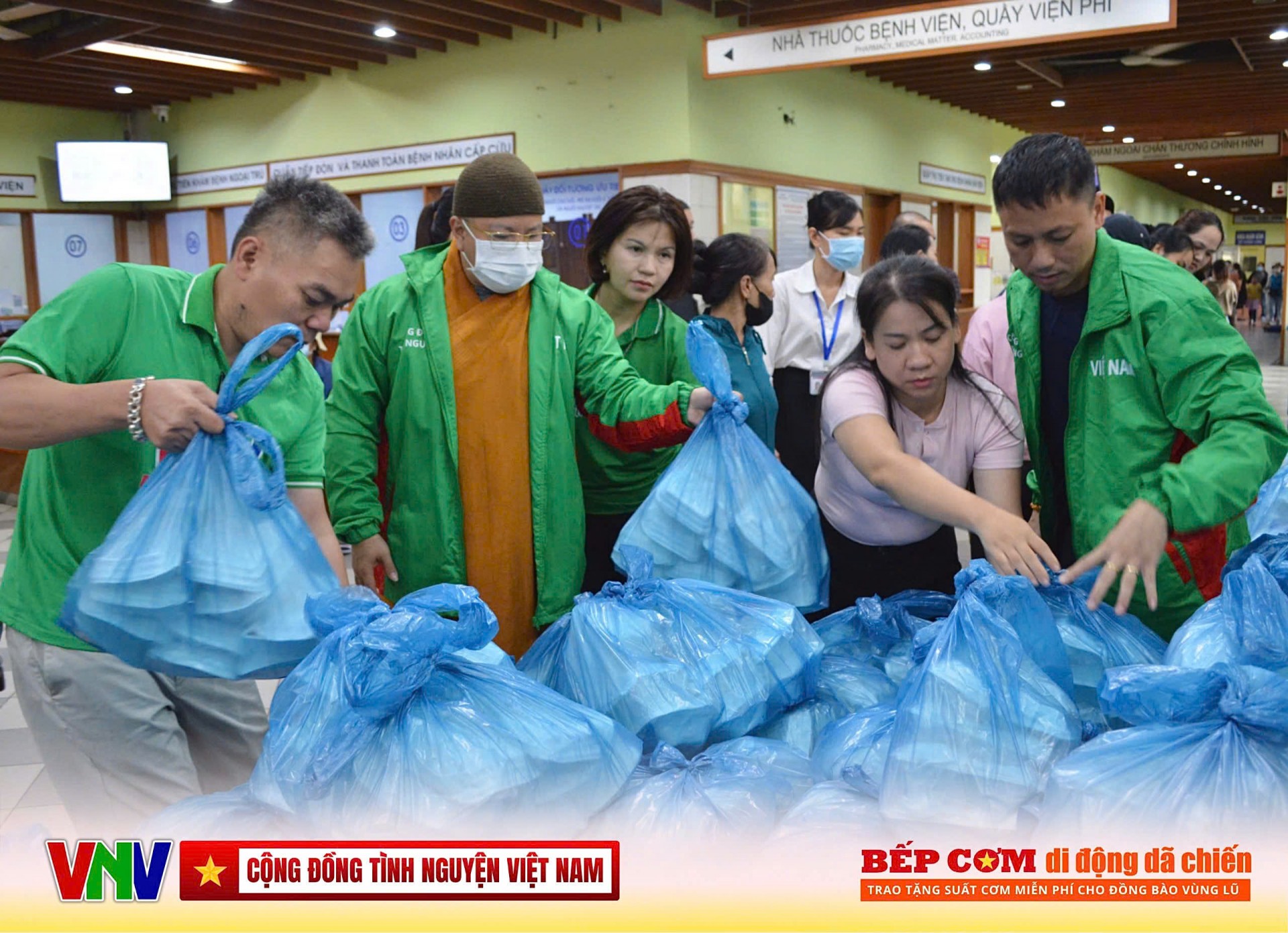 15.000 suất cơm nghĩa tình giữa tâm bão – Hơi ấm từ Bếp dã chiến Cộng đồng tình nguyện Việt Nam ở Huế 15.000 suất cơm nghĩa tình giữa tâm bão – Hơi ấm từ Bếp dã chiến Cộng đồng tình nguyện Việt Nam ở Huế