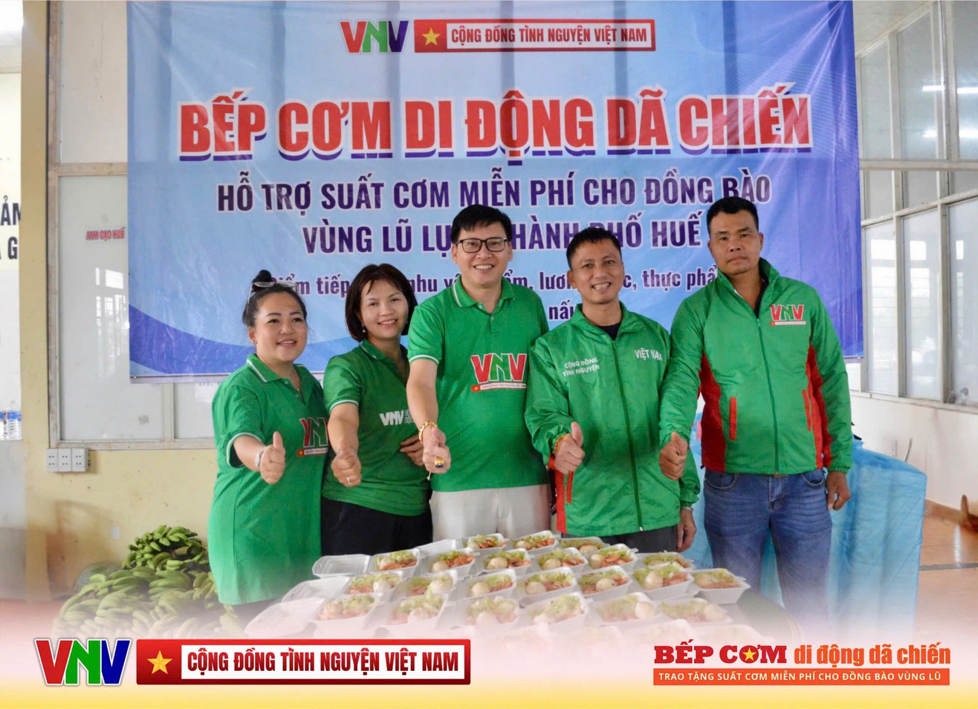 15.000 suất cơm nghĩa tình giữa tâm bão – Hơi ấm từ Bếp dã chiến Cộng đồng tình nguyện Việt Nam ở Huế 15.000 suất cơm nghĩa tình giữa tâm bão – Hơi ấm từ Bếp dã chiến Cộng đồng tình nguyện Việt Nam ở Huế