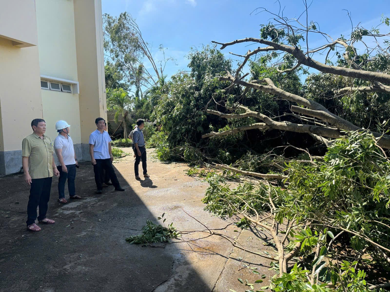 Đắk Lắk: Sở Y tế thăm và làm việc với các Trung tâm Y tế phía Đông sau cơn bão số 13 Đắk Lắk: Sở Y tế thăm và làm việc với các Trung tâm Y tế phía Đông sau cơn bão số 13