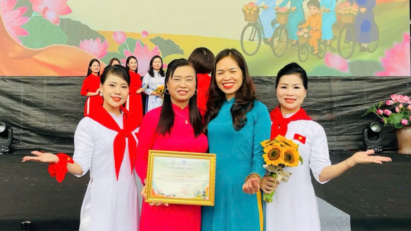 Phụ nữ Ngọc Chi mang “hơi thở làng quê” đến Lễ hội Áo dài Hà Nội