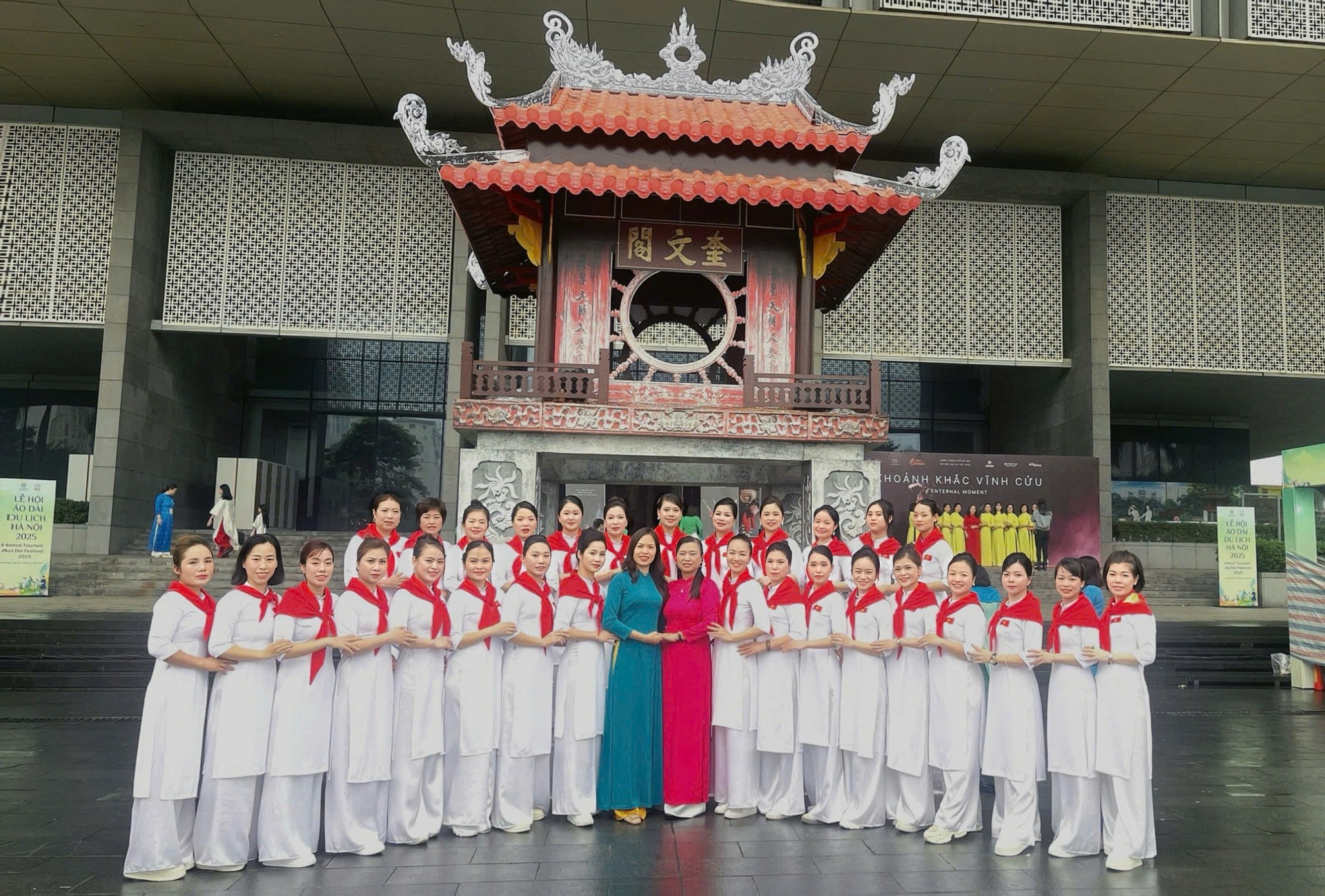 Phụ nữ Ngọc Chi mang “hơi thở làng quê” đến Lễ hội Áo dài Hà Nội