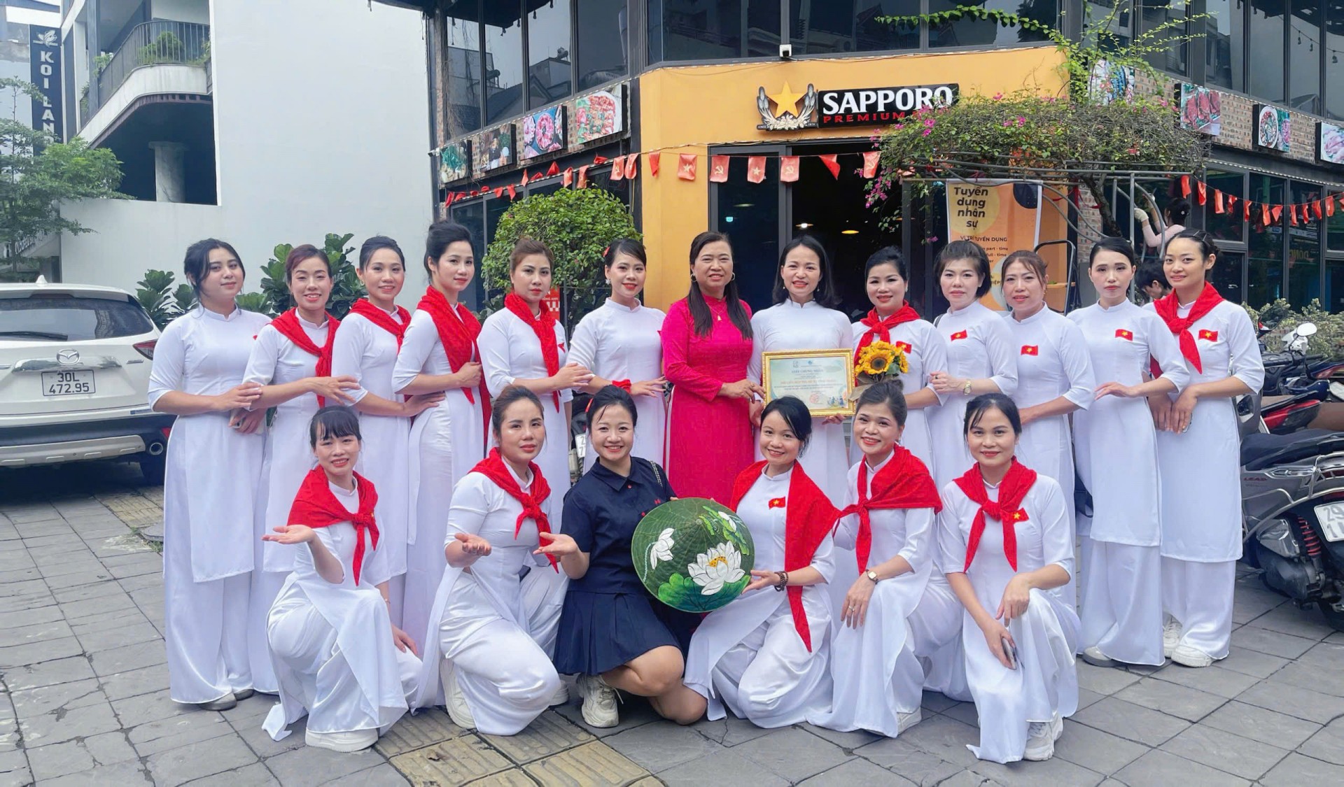 Phụ nữ Ngọc Chi mang “hơi thở làng quê” đến Lễ hội Áo dài Hà Nội Phụ nữ Ngọc Chi mang “hơi thở làng quê” đến Lễ hội Áo dài Hà Nội