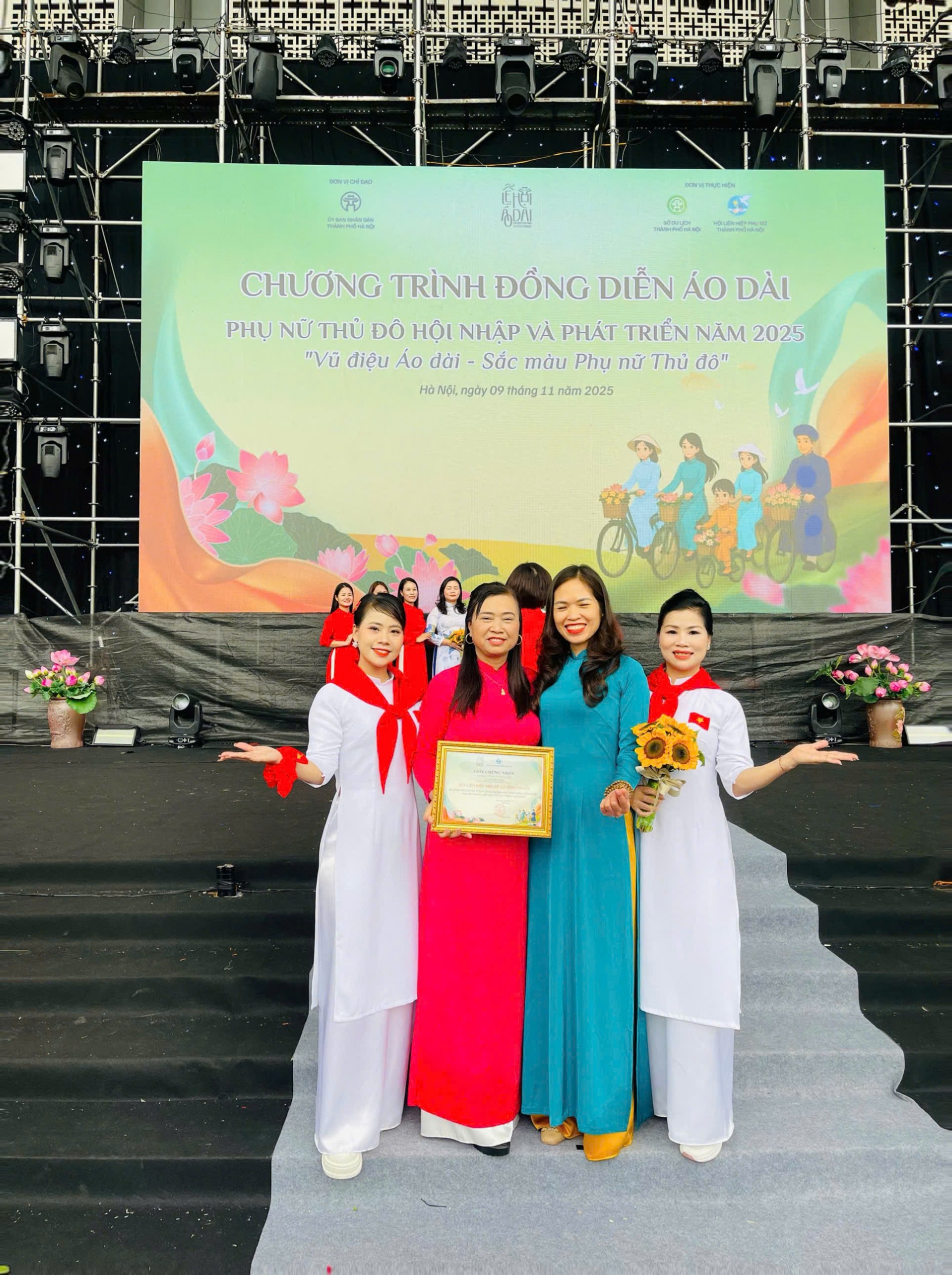 Phụ nữ Ngọc Chi mang “hơi thở làng quê” đến Lễ hội Áo dài Hà Nội