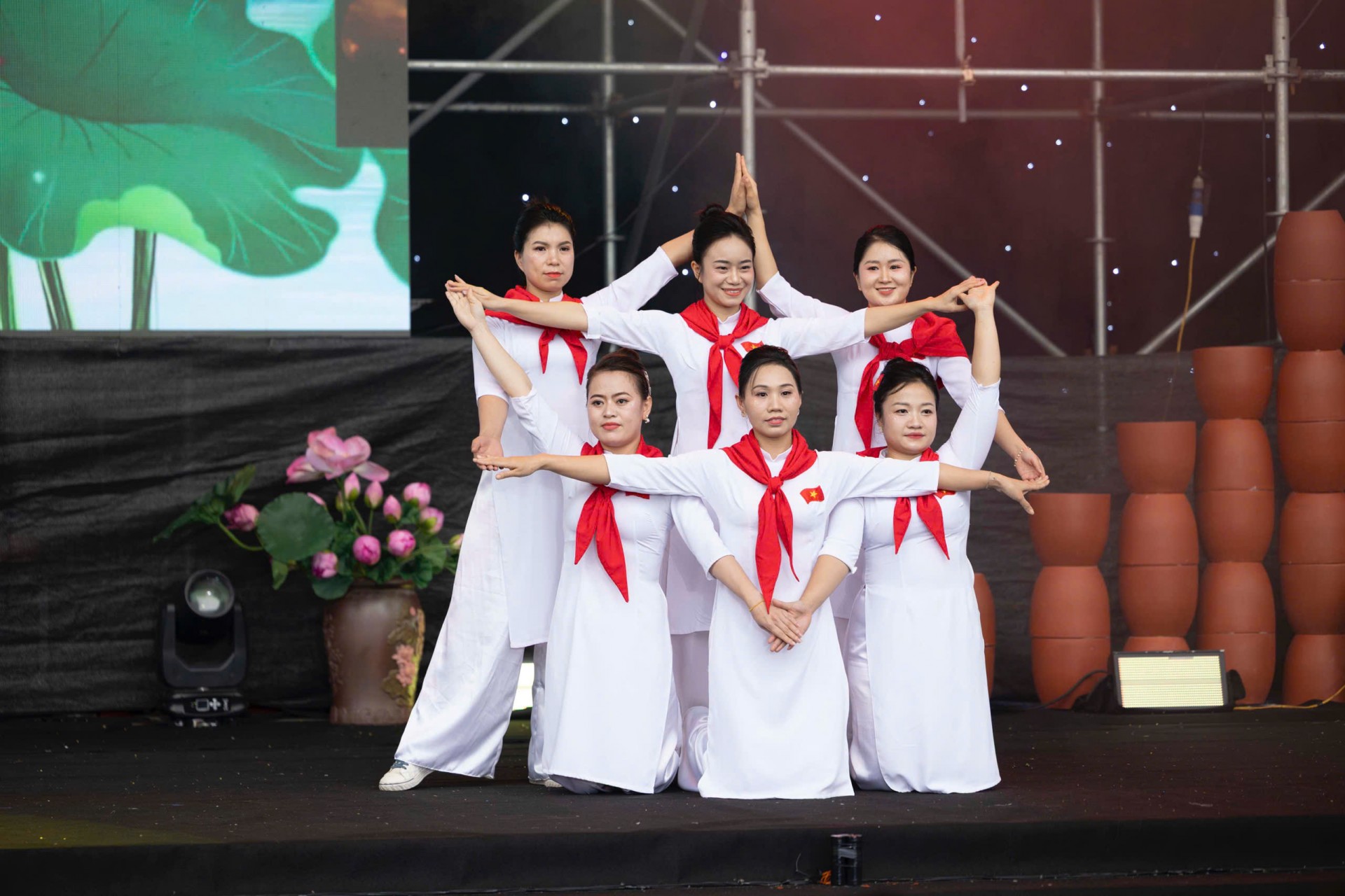 Phụ nữ Ngọc Chi mang “hơi thở làng quê” đến Lễ hội Áo dài Hà Nội